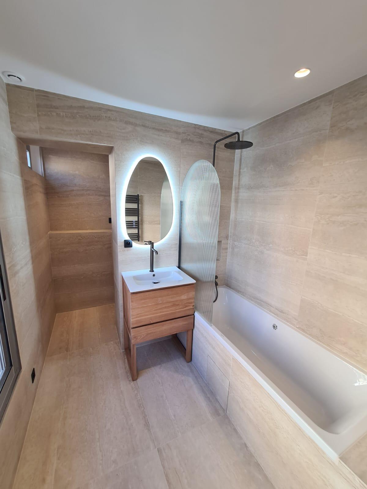 Salle de bain, baignoire & travertin