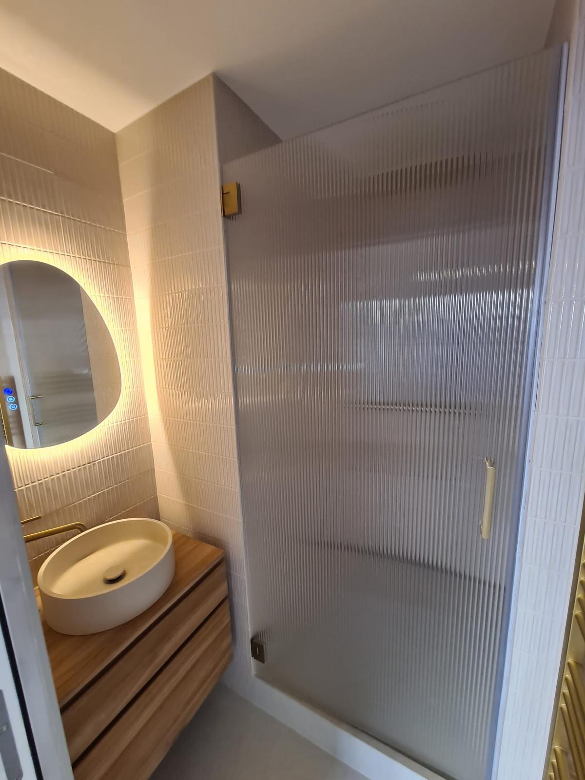 Salle de bain, vasque en travertin
